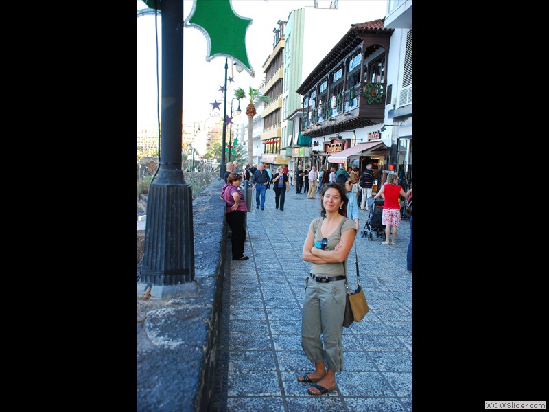 Lucie dans les rues de Puerto de la Cruz